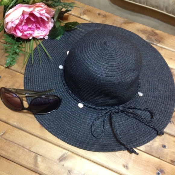 Accessories - Black floppy beach hat